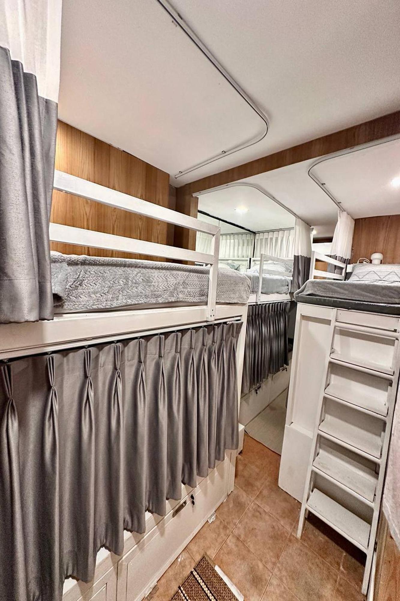 Blu Cabin Ari Stylish Gay Poshtel Bangkok Buitenkant foto